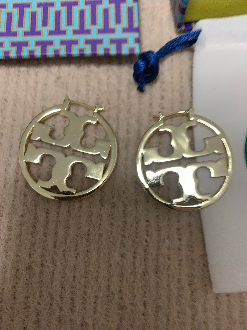 Tory Burch Miller statement Hoop Earrings black enamel & Gold - Picture 4 of 5
